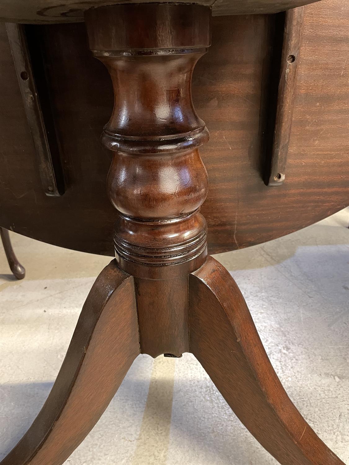 A mahogany centre table in the Regency style - Image 5 of 7