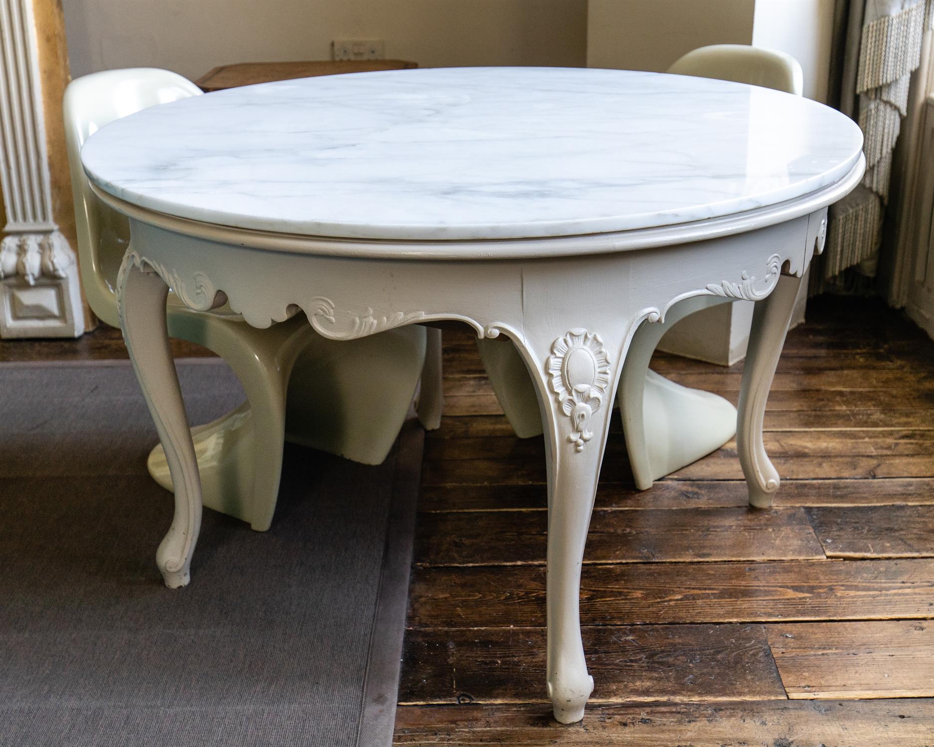 A WHITE PAINTED AND MARBLE TOPPED CENTRE TABLE, 20TH CENTURY AND LATER