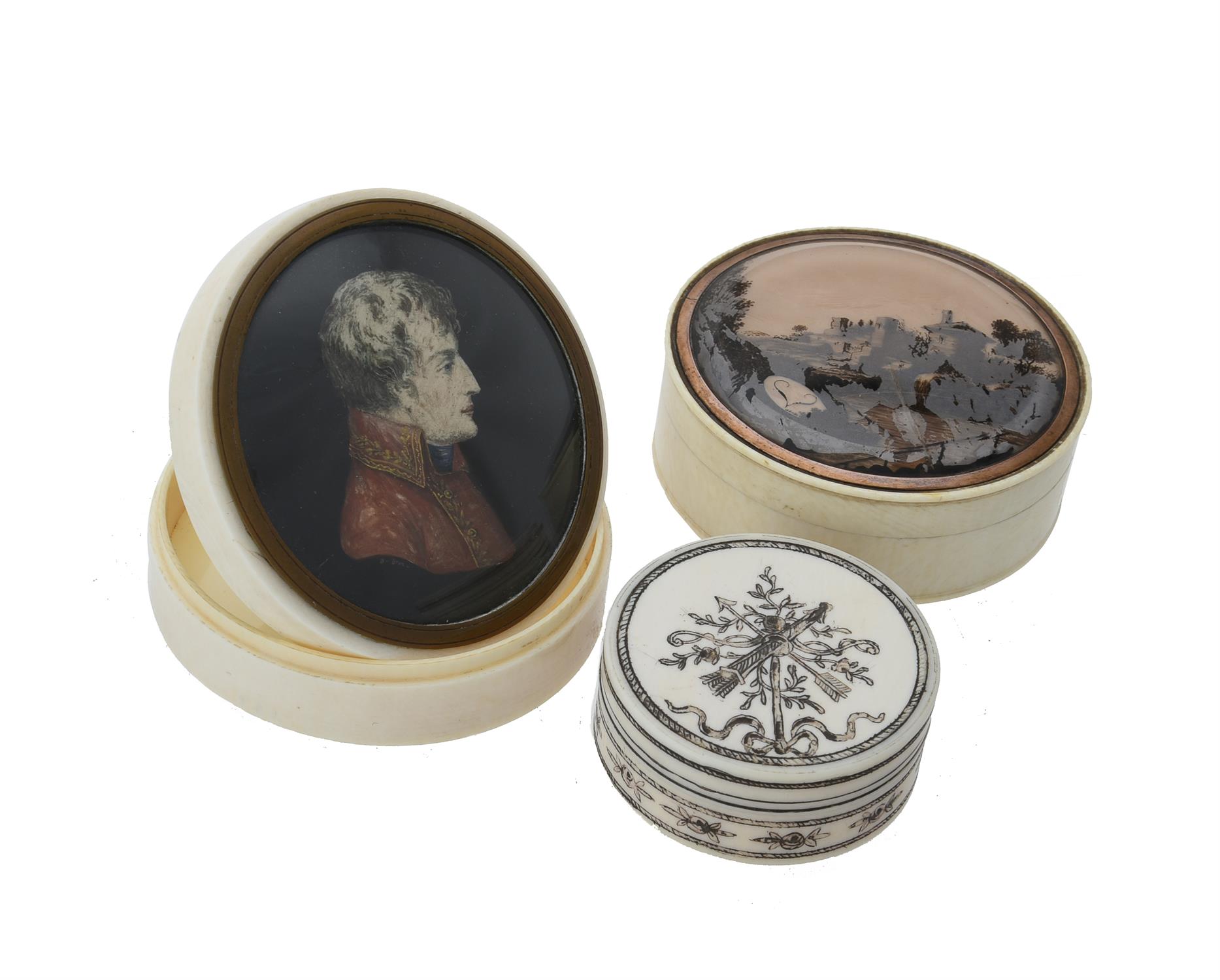 Y An ivory snuff box