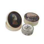 Y An ivory snuff box