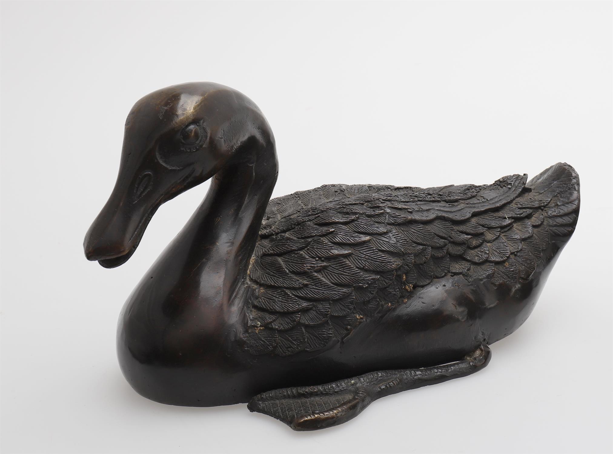 Assorted decorative items including a modern Chinese bronze duck - Image 3 of 7