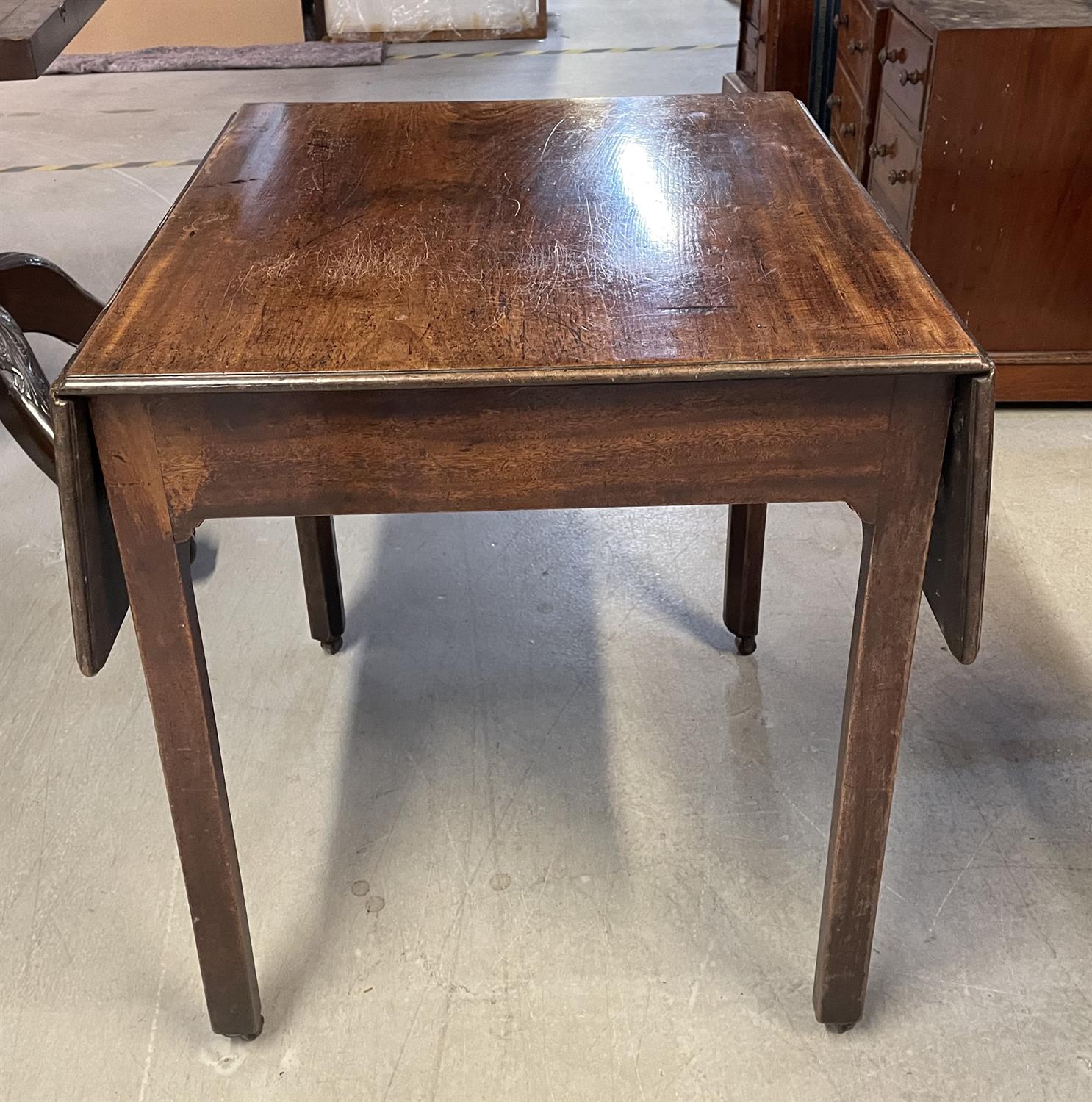 A George III mahogany Pembroke table - Image 3 of 7