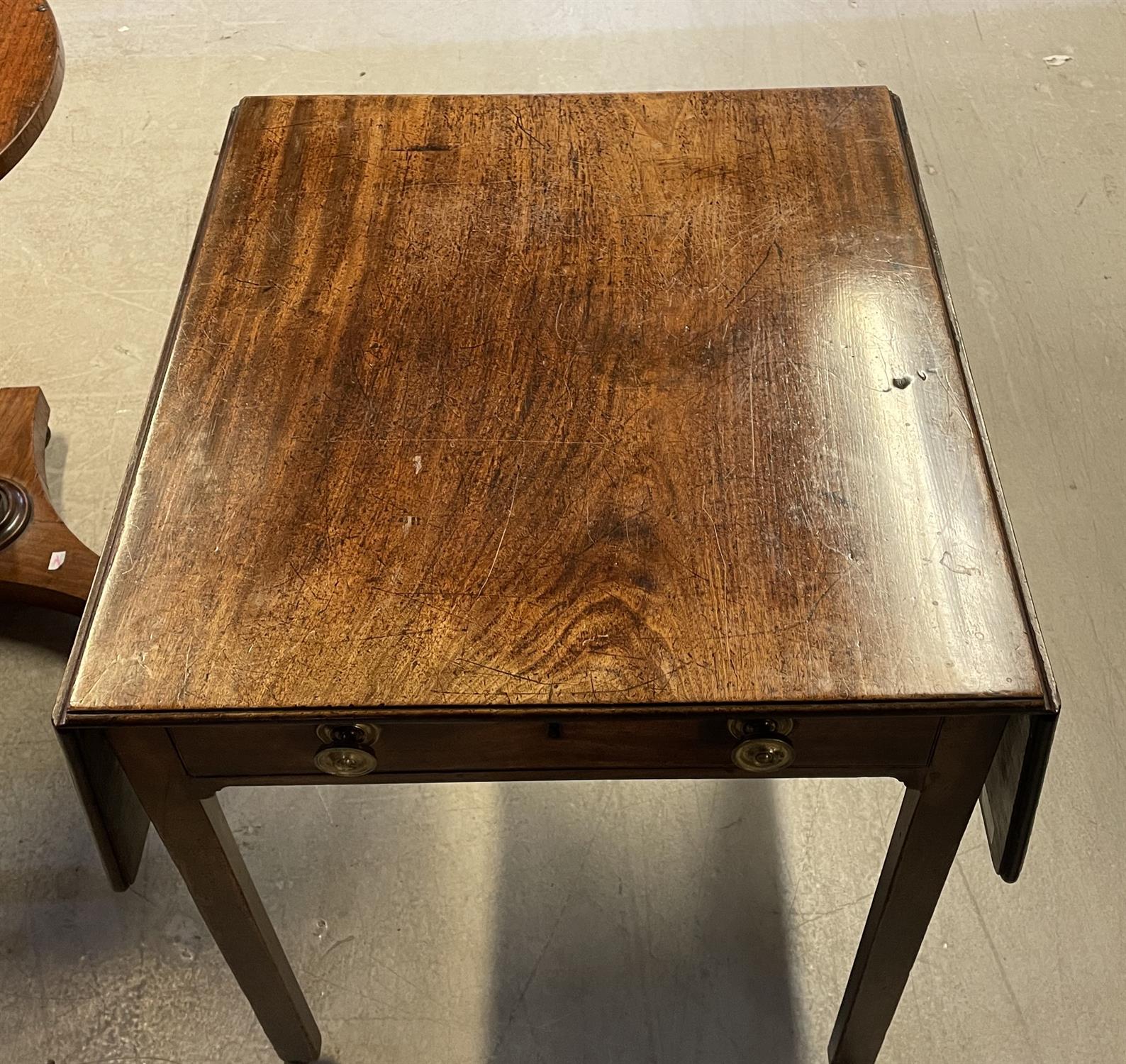 A George III mahogany Pembroke table - Image 2 of 7