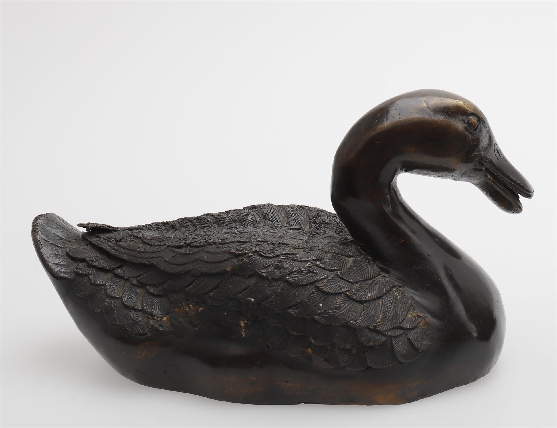 Assorted decorative items including a modern Chinese bronze duck - Image 4 of 7