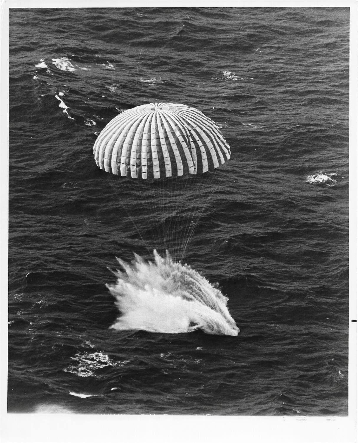 Views of splashdown and recovery [five photographs], Gemini 12, November 1966 - Image 4 of 9