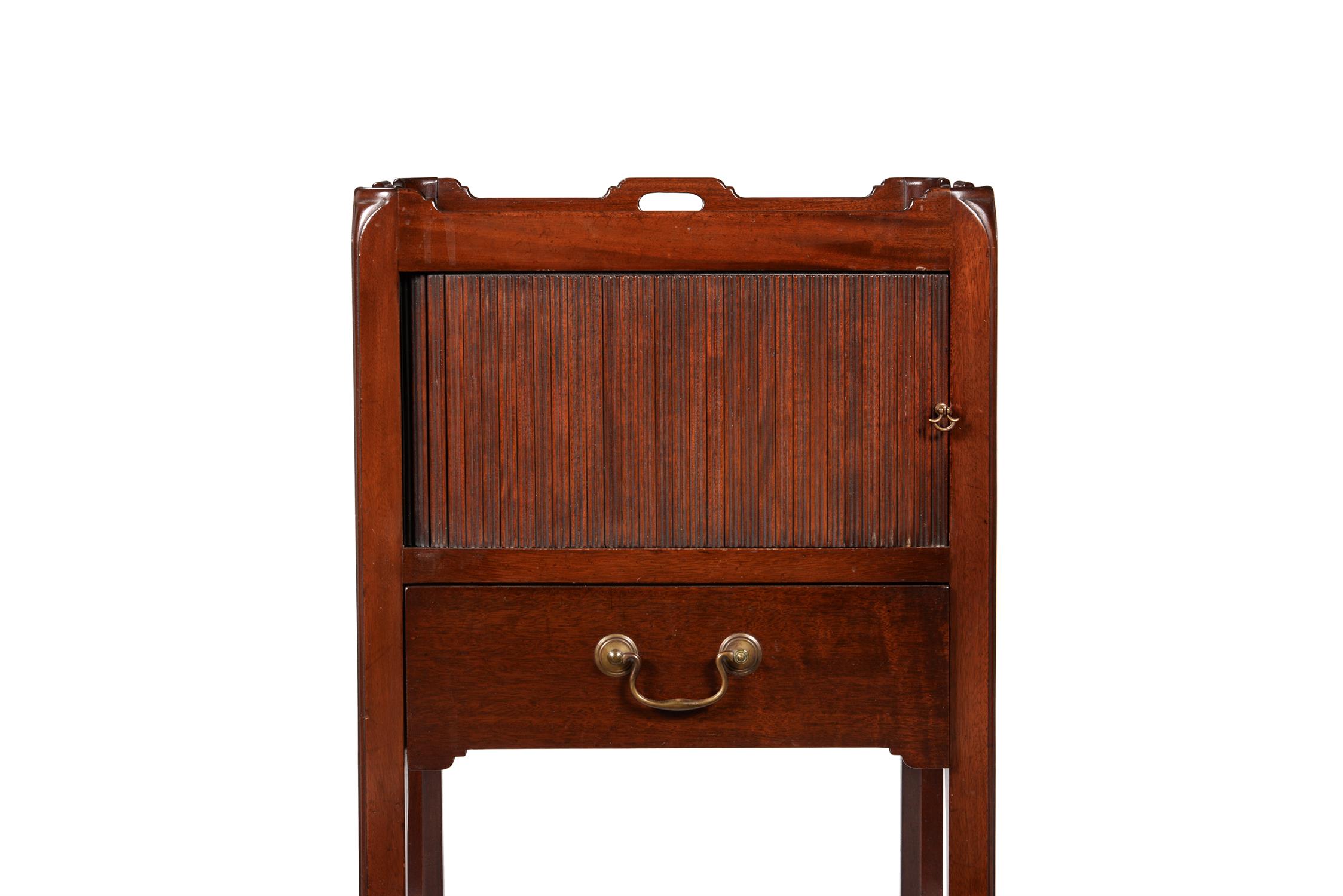 A pair of mahogany bedside cupboards - Image 3 of 4