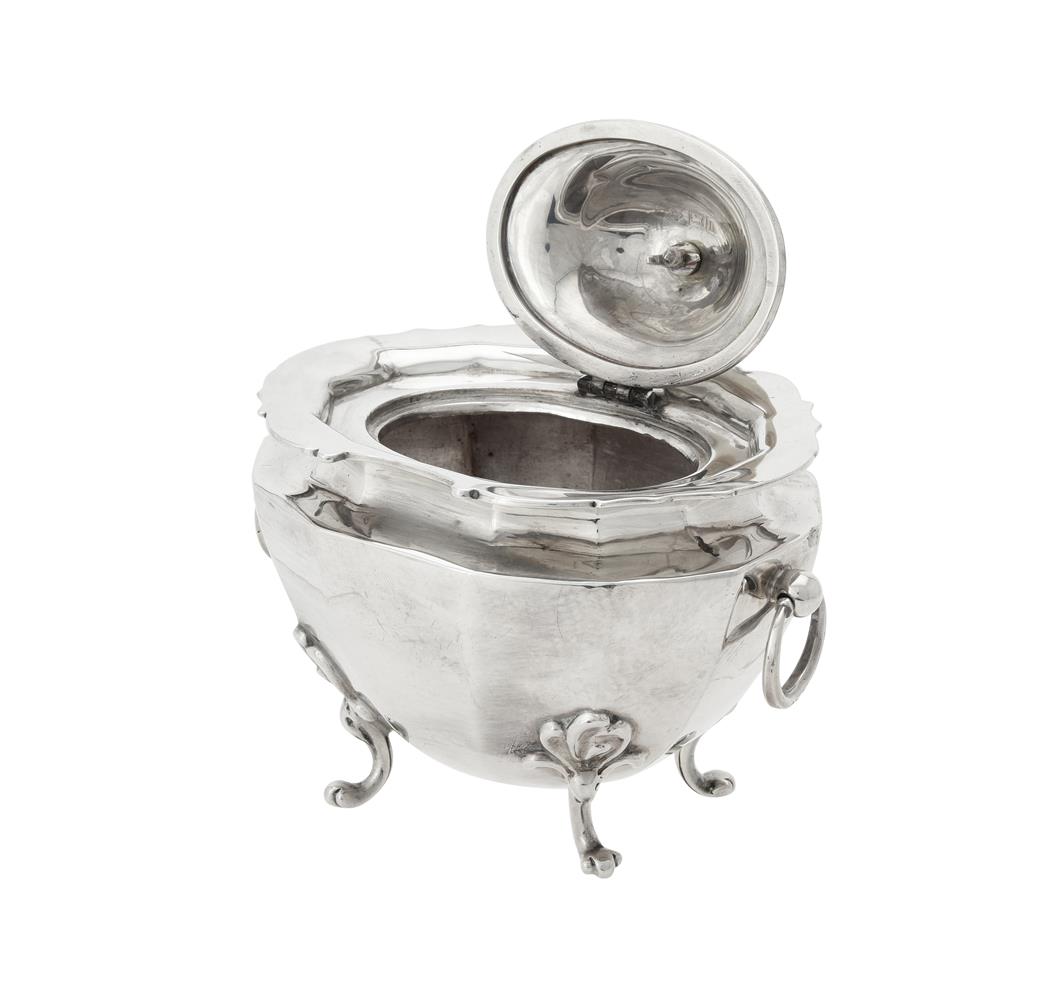 Y An Edwardian silver shaped oval sugar bowl by Sibray, Hall & Co. Ltd. - Image 2 of 2