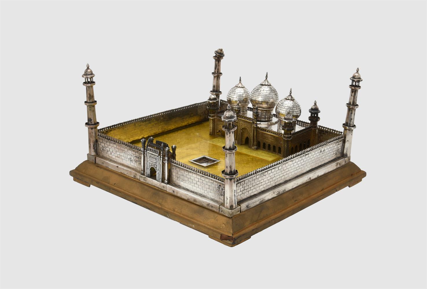 An unmarked silver coloured model of a mosque - Image 4 of 4