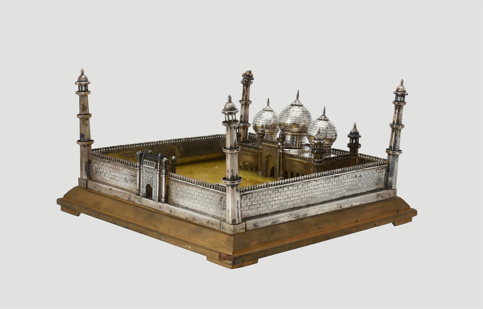 An unmarked silver coloured model of a mosque - Image 3 of 4