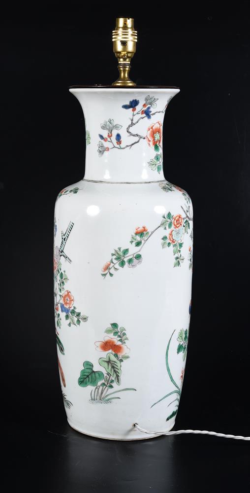 A Chinese Famille Verte rouleau vase - Image 3 of 4