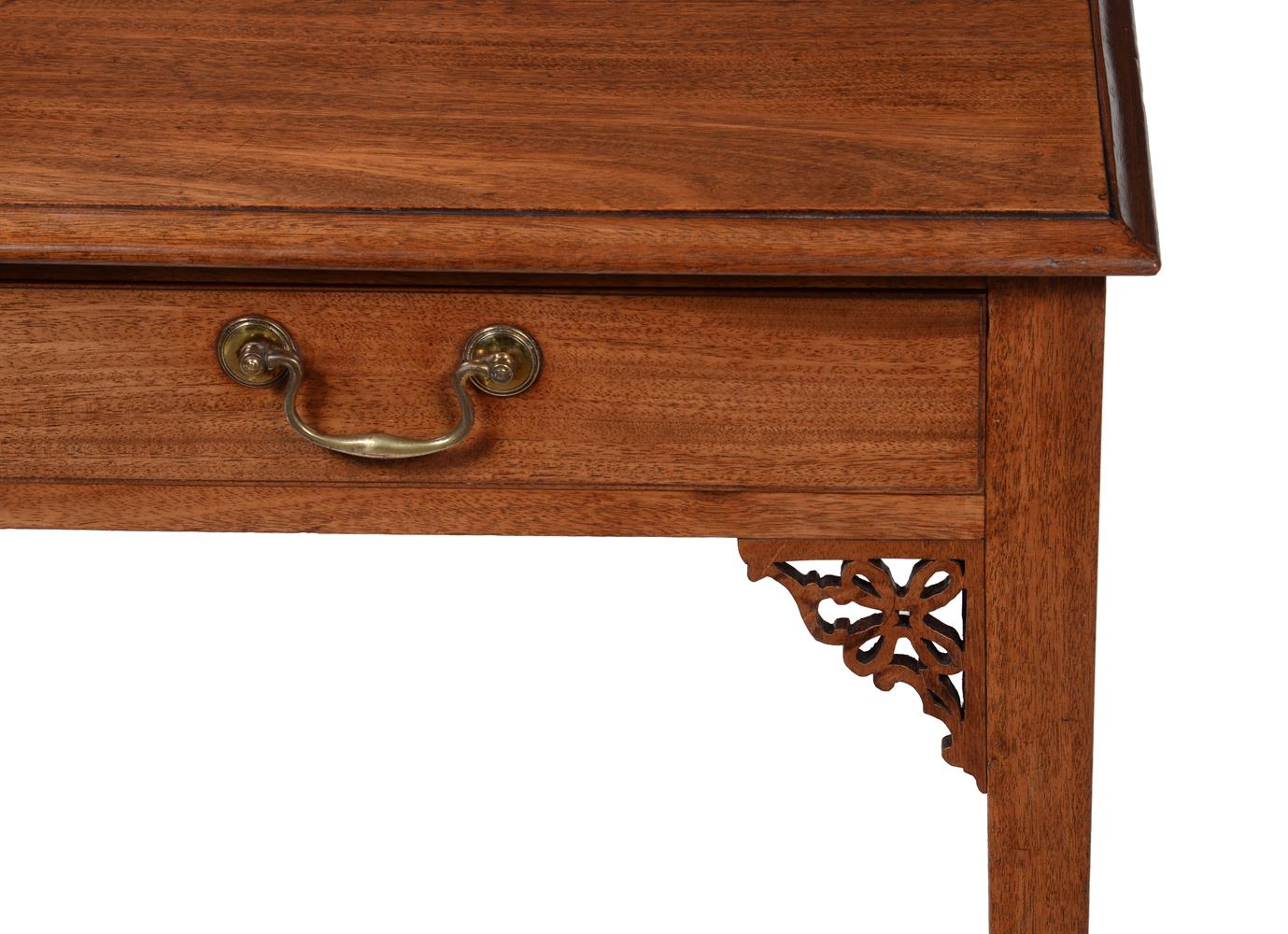 A George III mahogany side table - Image 3 of 4