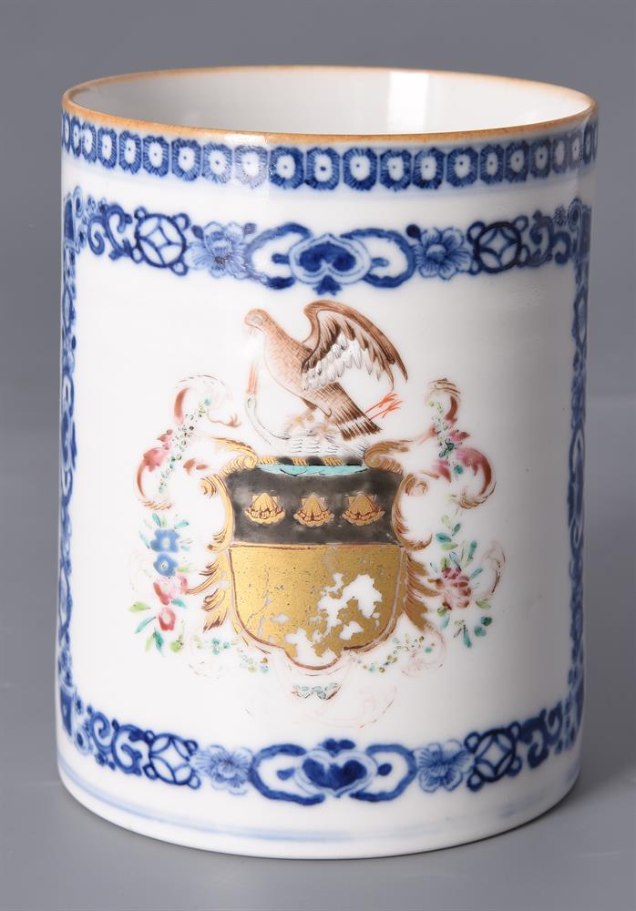 A Chinese Export Famille Rose armorial Mug - Image 3 of 5