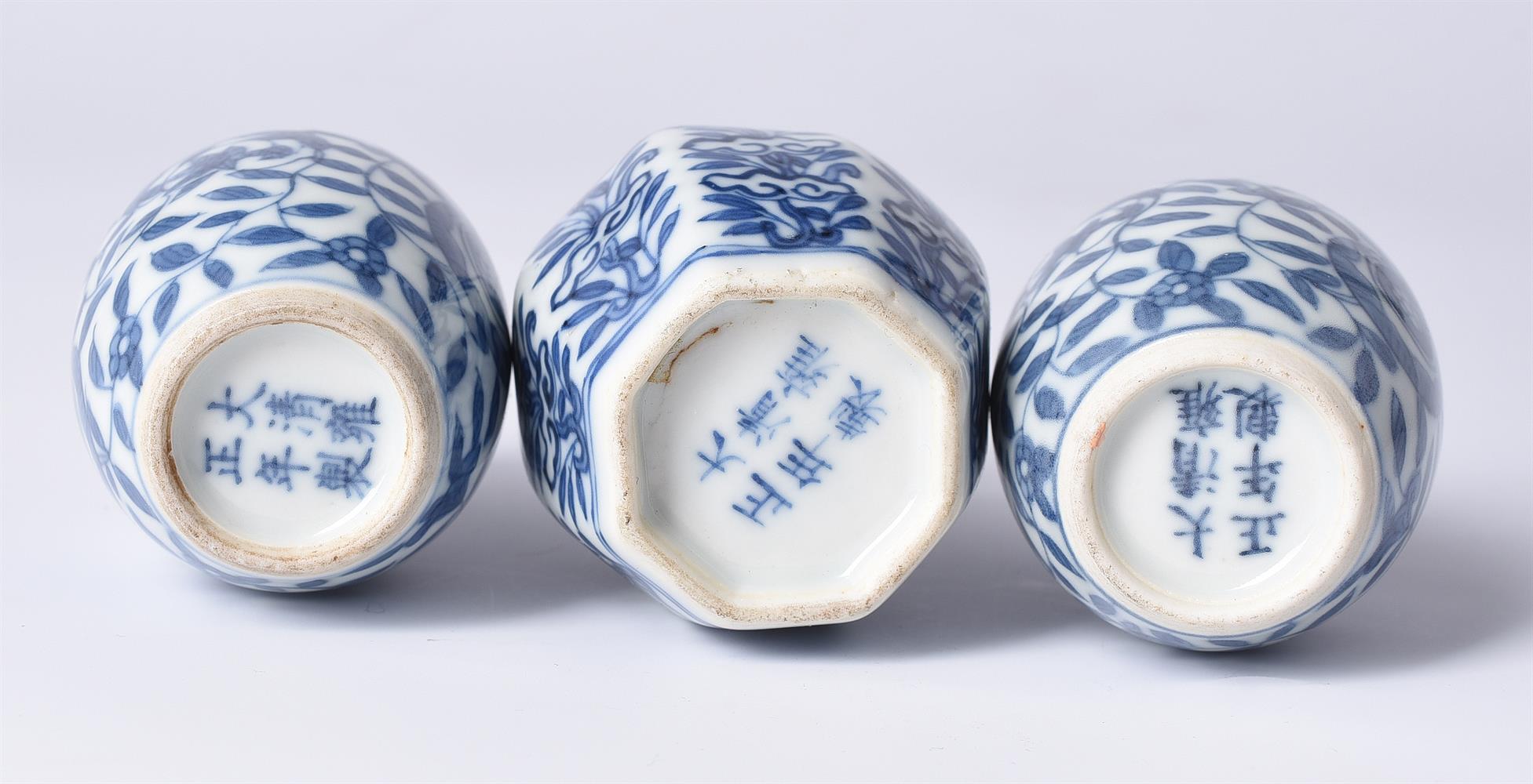 A pair of Chinese miniature blue and white vases - Image 3 of 4