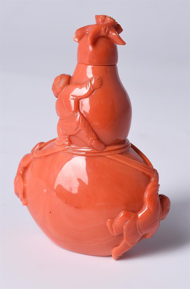 Y A Chinese coral snuff bottle and stopper - Image 3 of 4