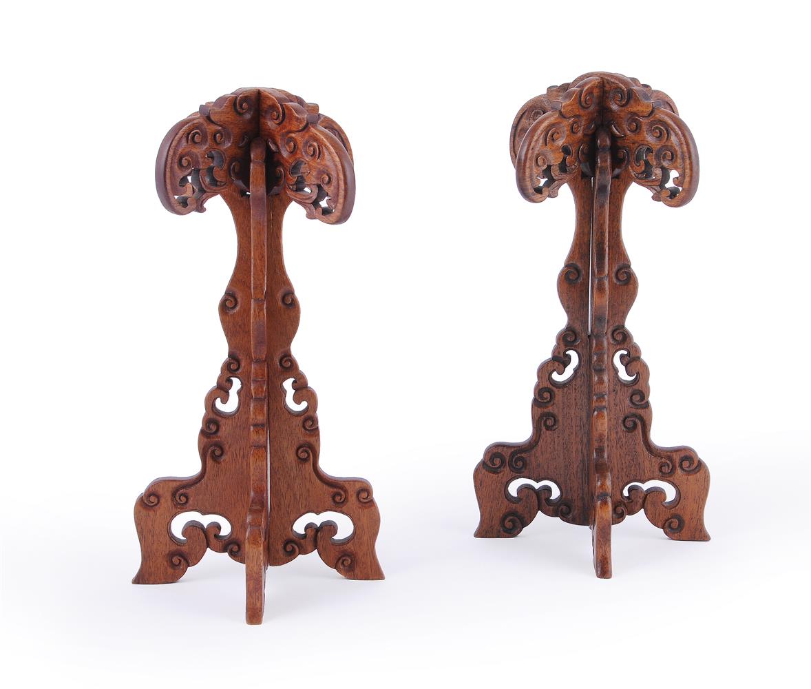 A rare pair of Chinese collapsible travelling hat stands - Image 2 of 4