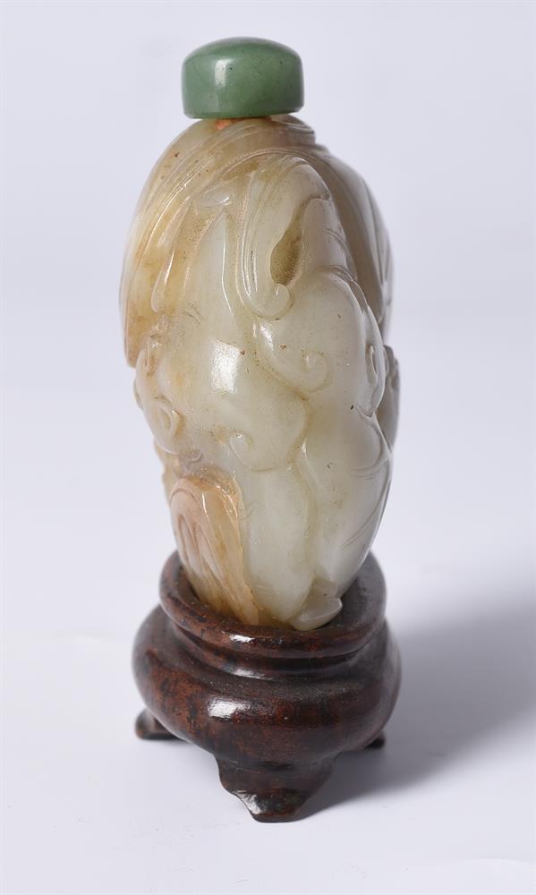 A Chinese celadon jade 'Five bats' snuff bottle - Image 4 of 5