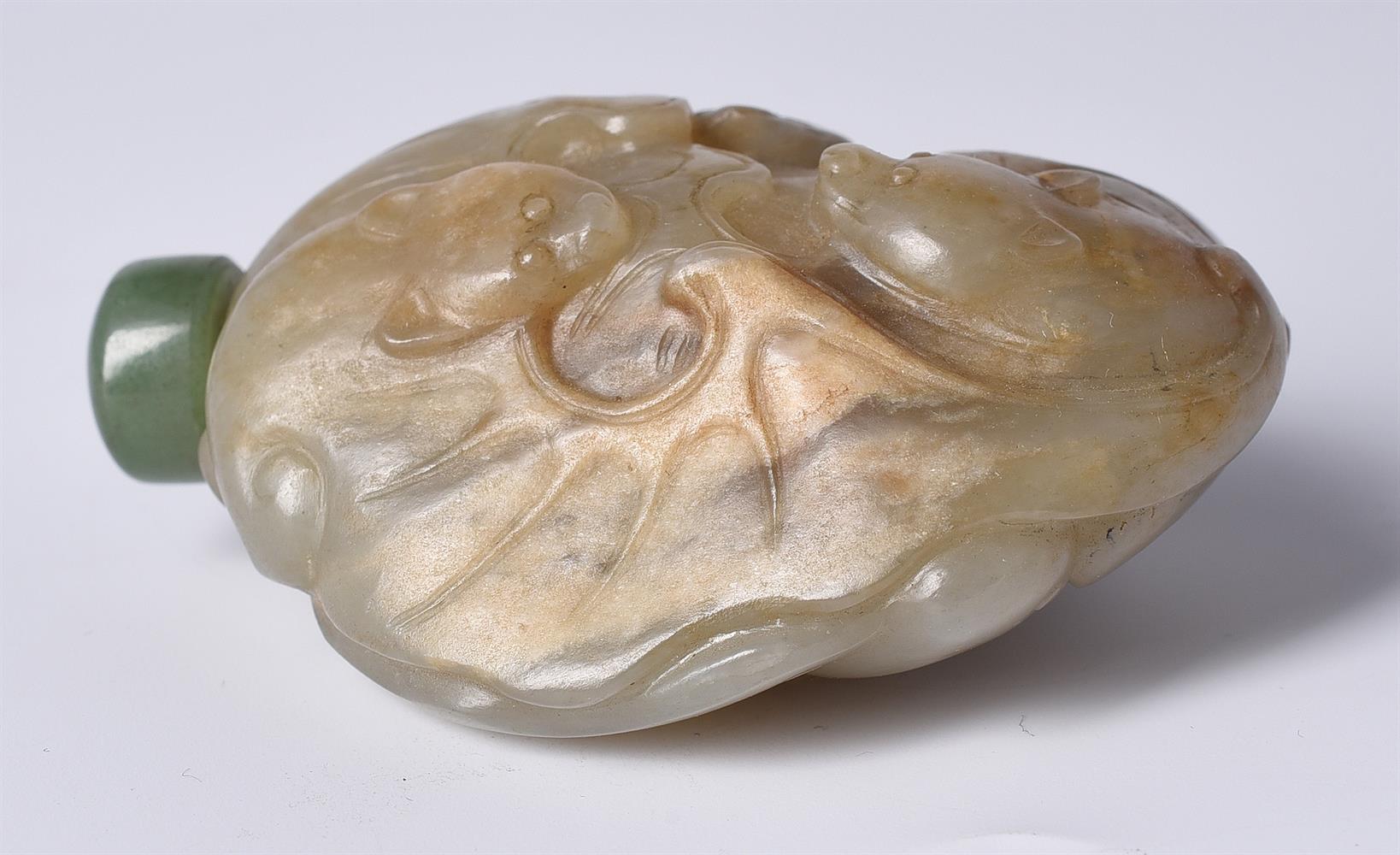 A Chinese celadon jade 'Five bats' snuff bottle - Image 5 of 5