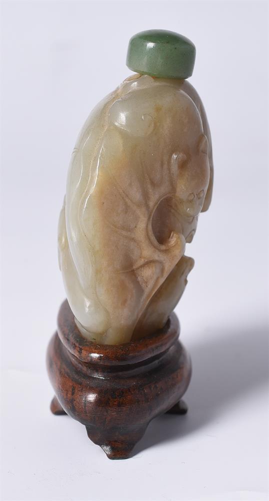 A Chinese celadon jade 'Five bats' snuff bottle - Image 2 of 5