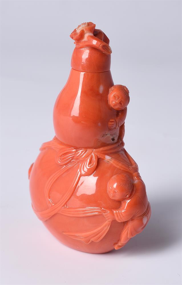 Y A Chinese coral snuff bottle and stopper - Image 2 of 4