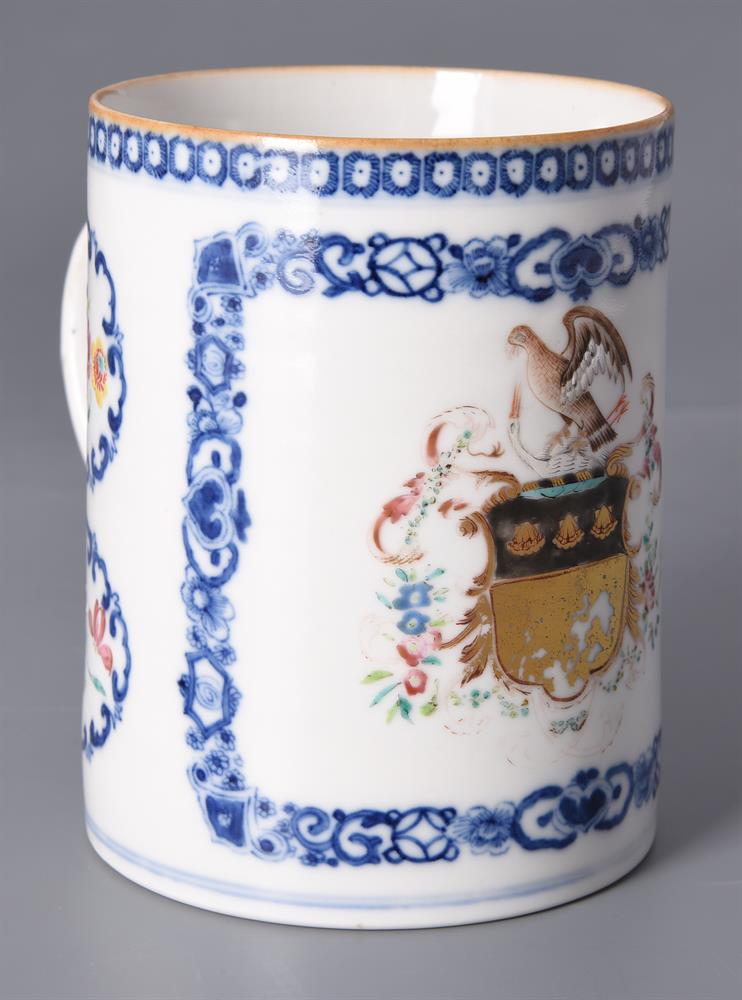 A Chinese Export Famille Rose armorial Mug - Image 2 of 5