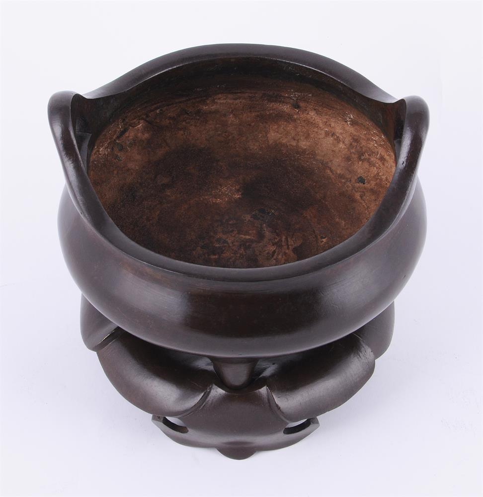 A large Chinese bronze circular incense burner and stand - Image 4 of 6