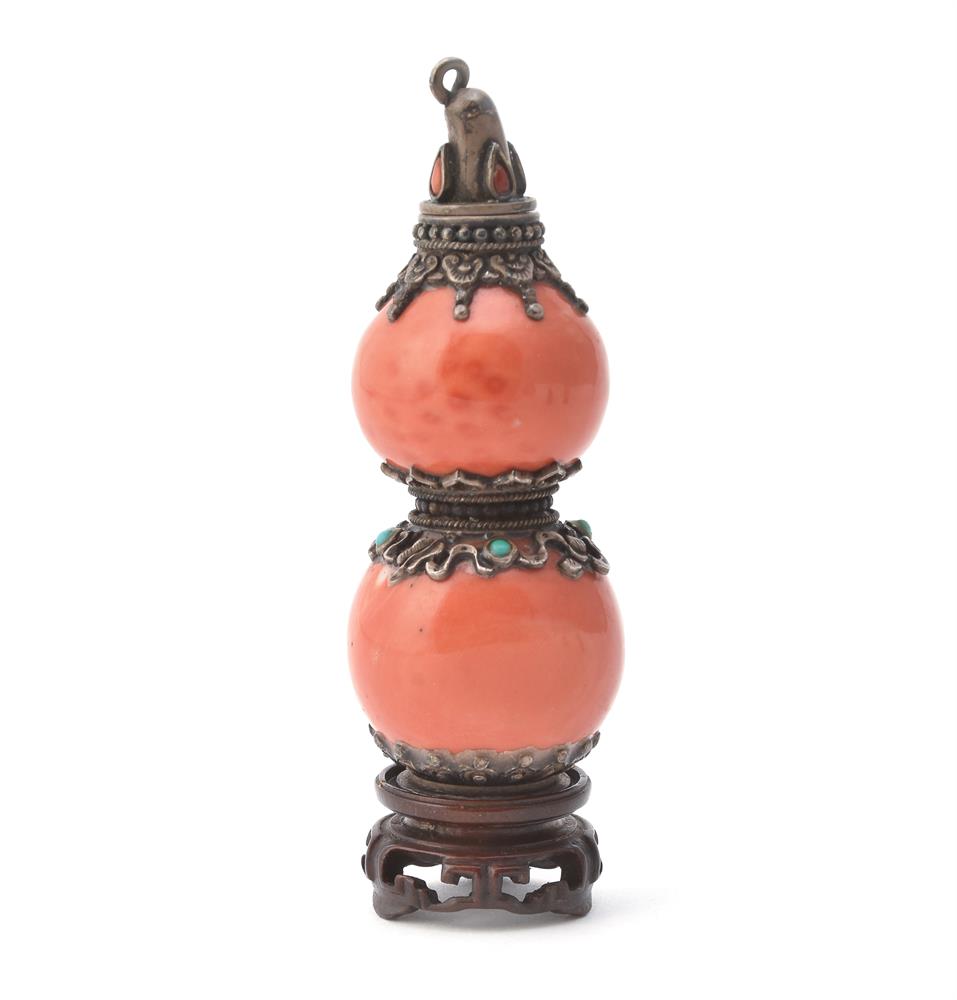 Y A Mongolian coral and silver mounted snuff bottle - Image 2 of 6
