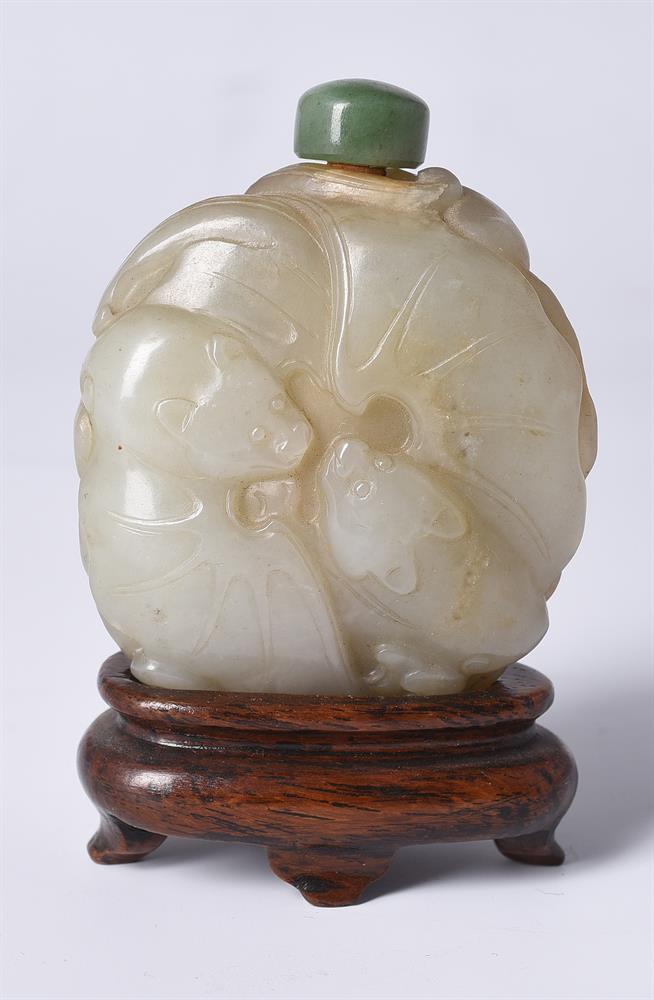 A Chinese celadon jade 'Five bats' snuff bottle - Image 3 of 5