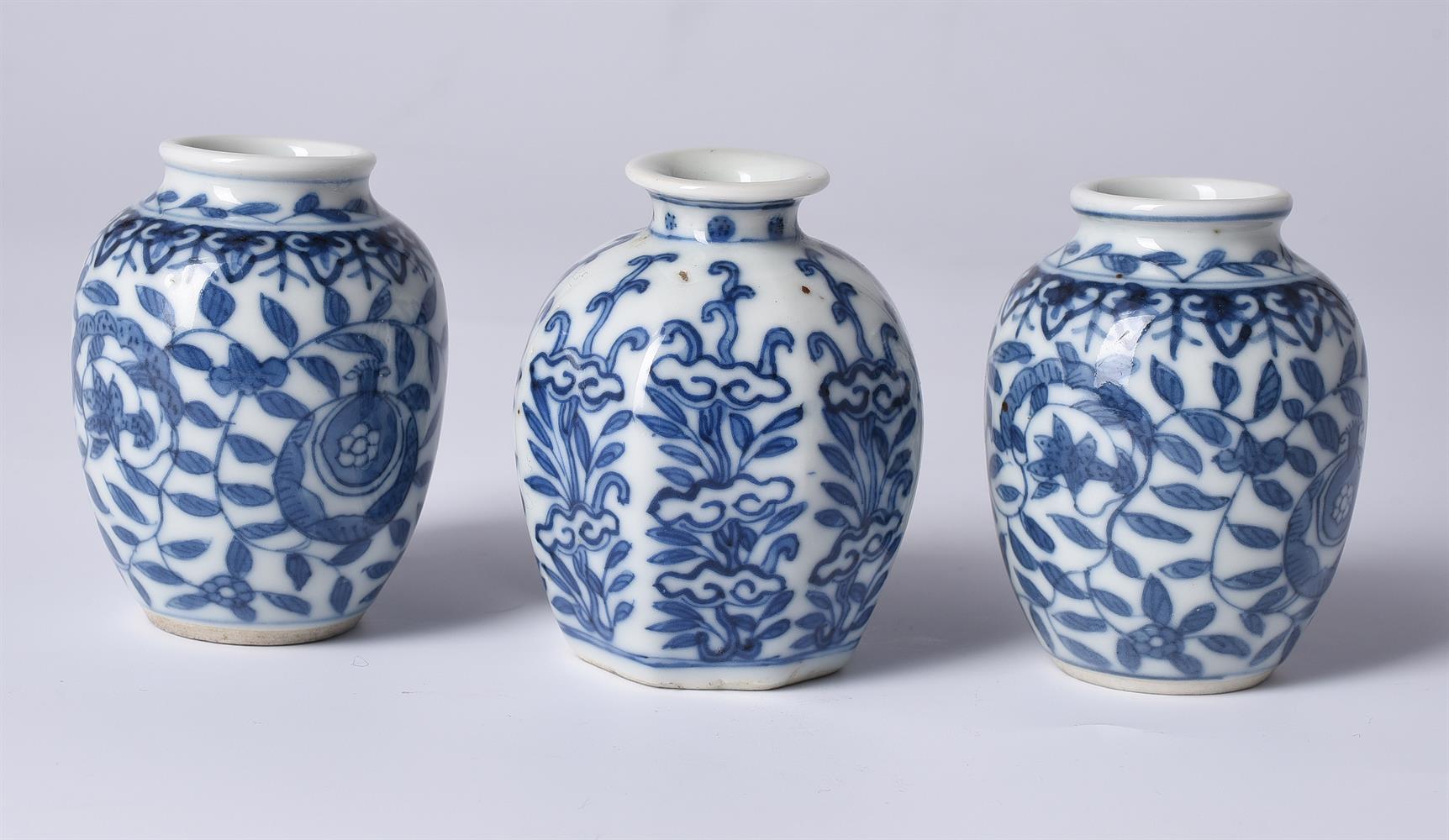 A pair of Chinese miniature blue and white vases - Image 2 of 4