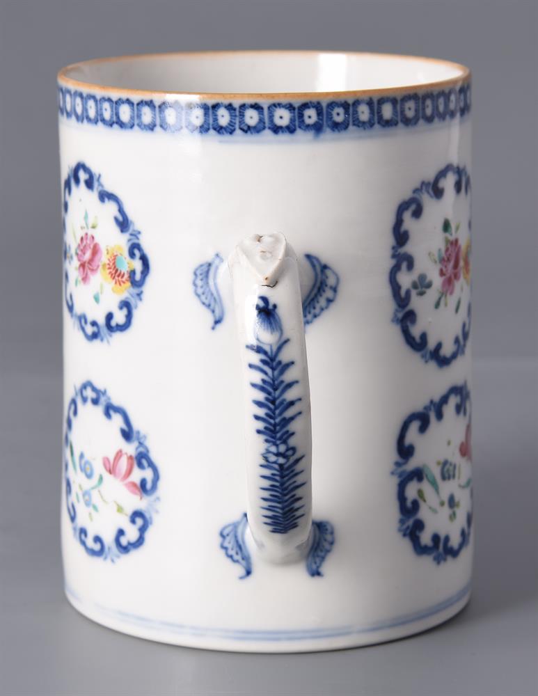 A Chinese Export Famille Rose armorial Mug - Image 4 of 5