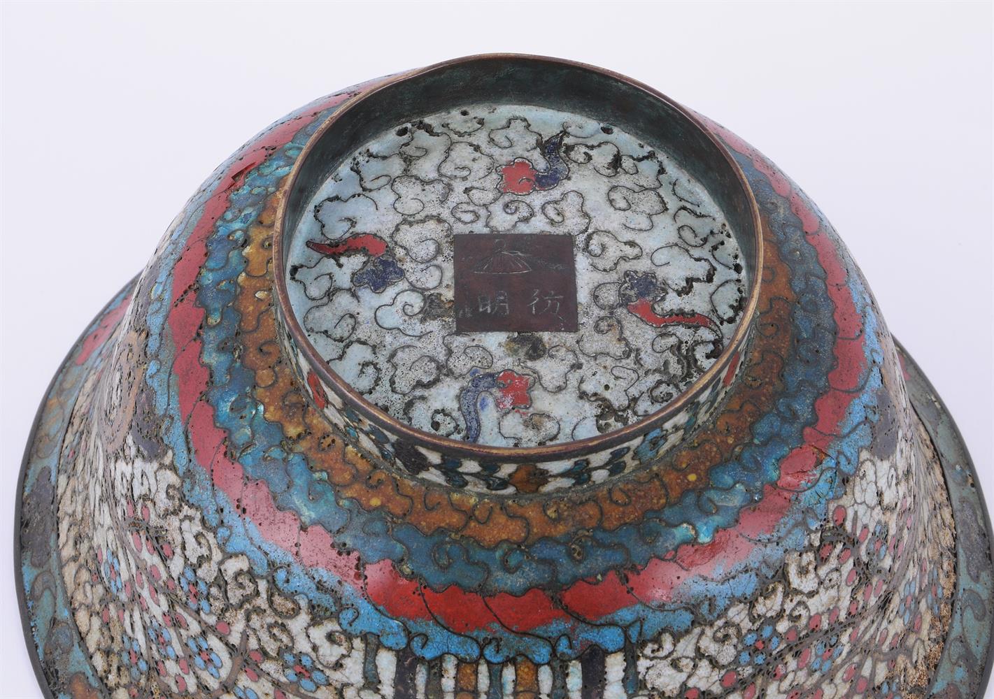 A Chinese cloisonné bowl - Image 4 of 5