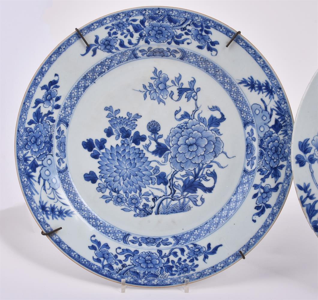 A Chinese blue and white dish - Image 3 of 5