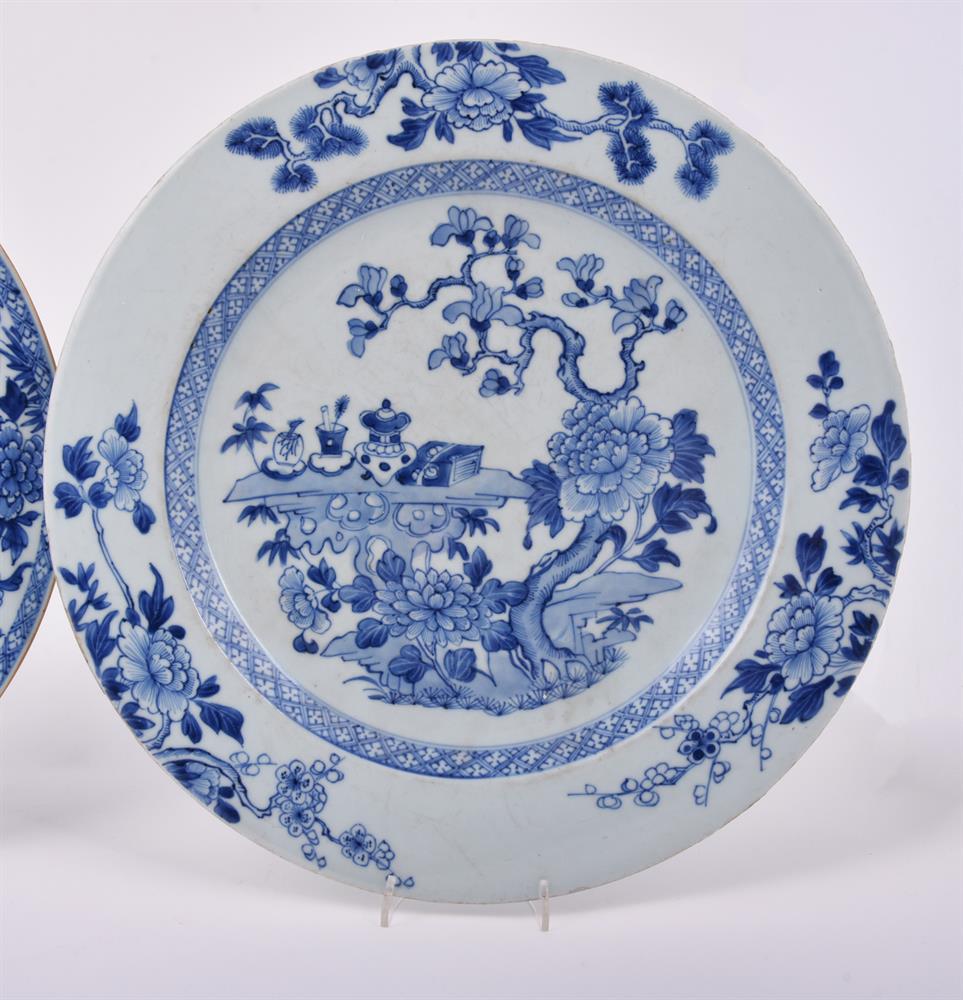 A Chinese blue and white dish - Image 2 of 5