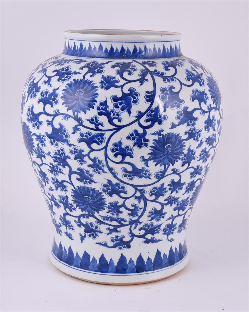 A large Chinese blue and white jar - Image 2 of 3