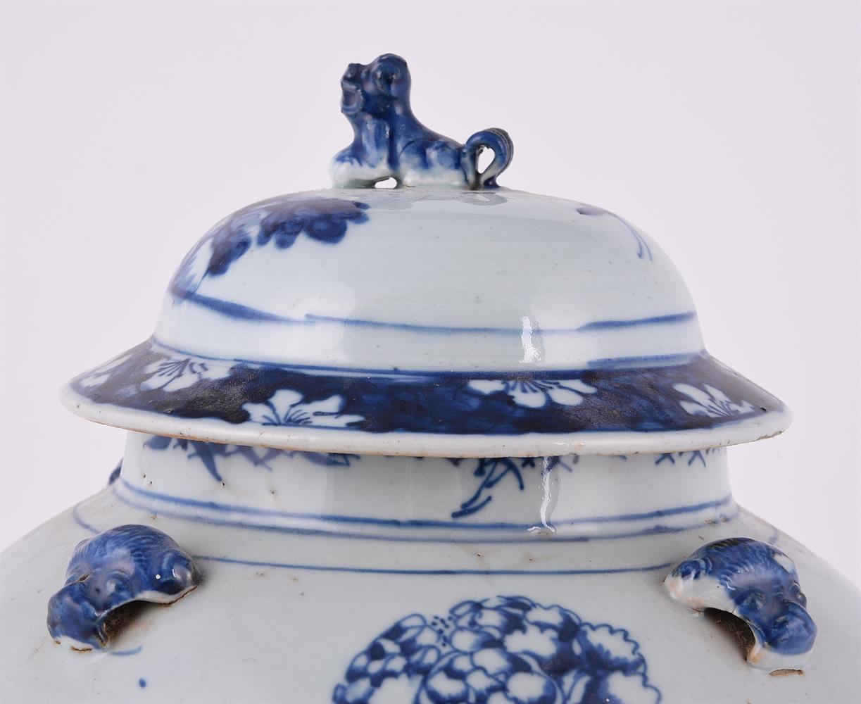 A Chinese blue and white 'Phoenix' jar and cover - Image 4 of 5