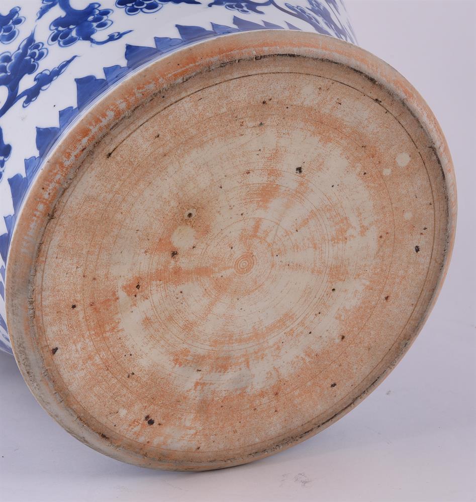 A large Chinese blue and white jar - Image 3 of 3