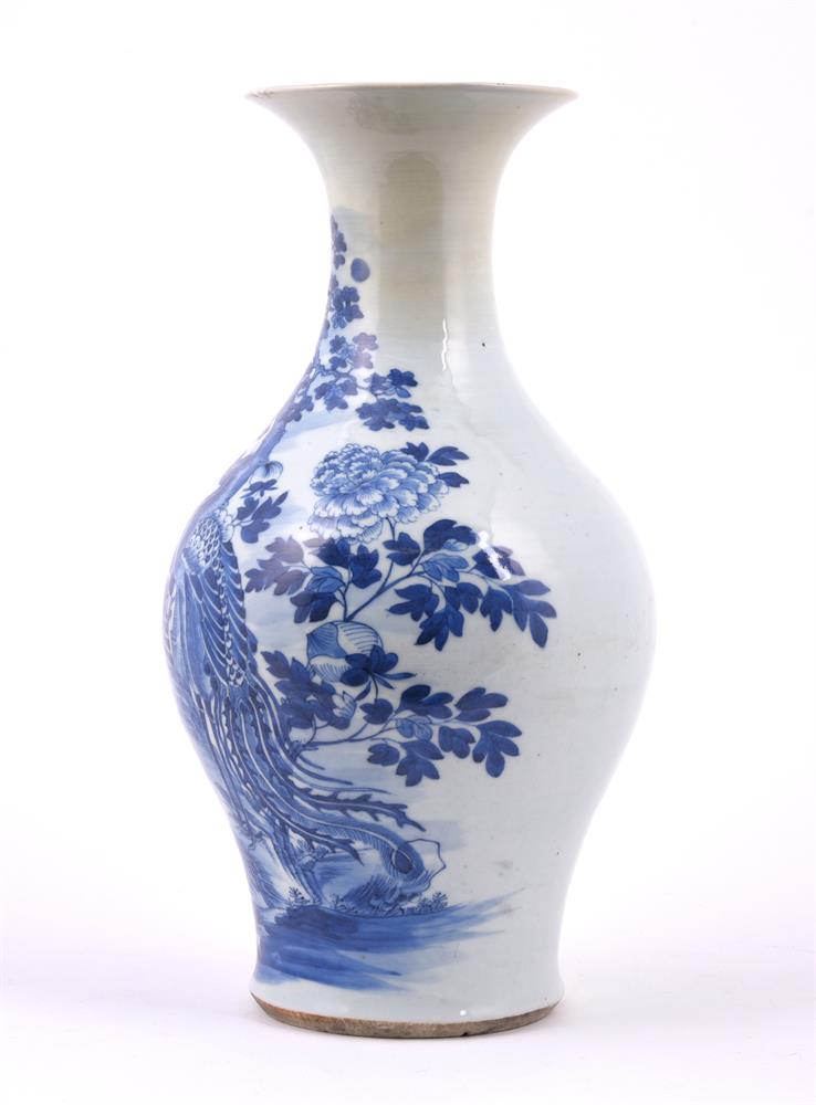 A Chinese blue and white 'Pheonix' vase - Image 4 of 5