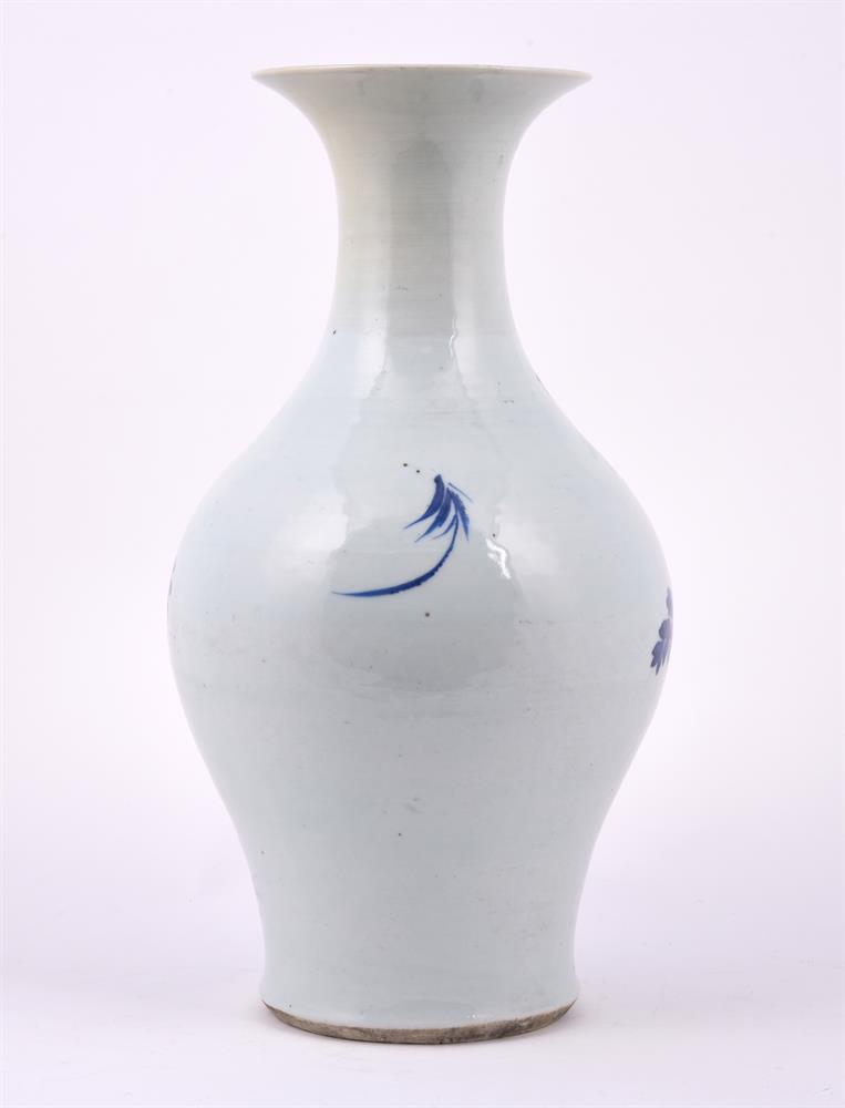 A Chinese blue and white 'Pheonix' vase - Image 3 of 5