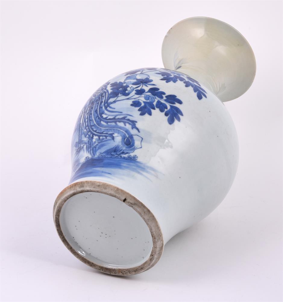 A Chinese blue and white 'Pheonix' vase - Image 5 of 5