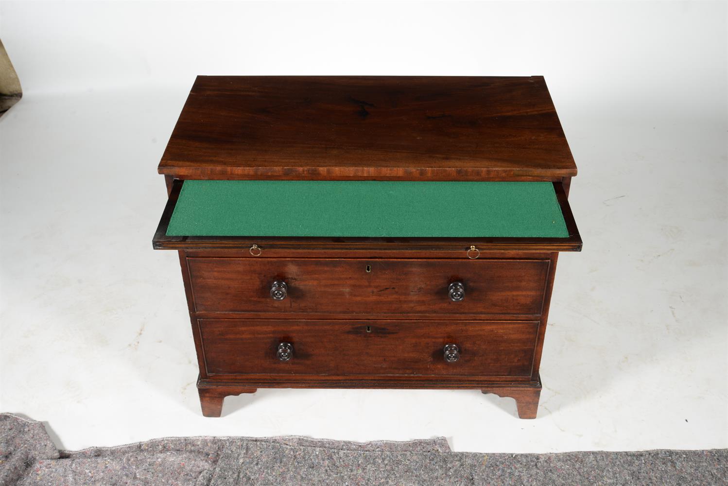 A George III mahogany chest of drawers - Image 2 of 2