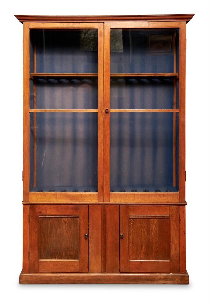 AN OAK GUN CABINET, EARLY 20TH CENTURY