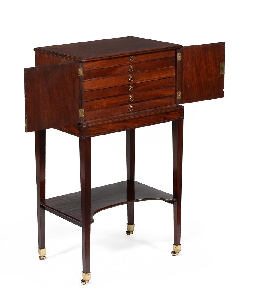 AN EARLY GEORGE III MAHOGANY COLLECTORS CABINET ON STAND, CIRCA 1760 - Image 3 of 4