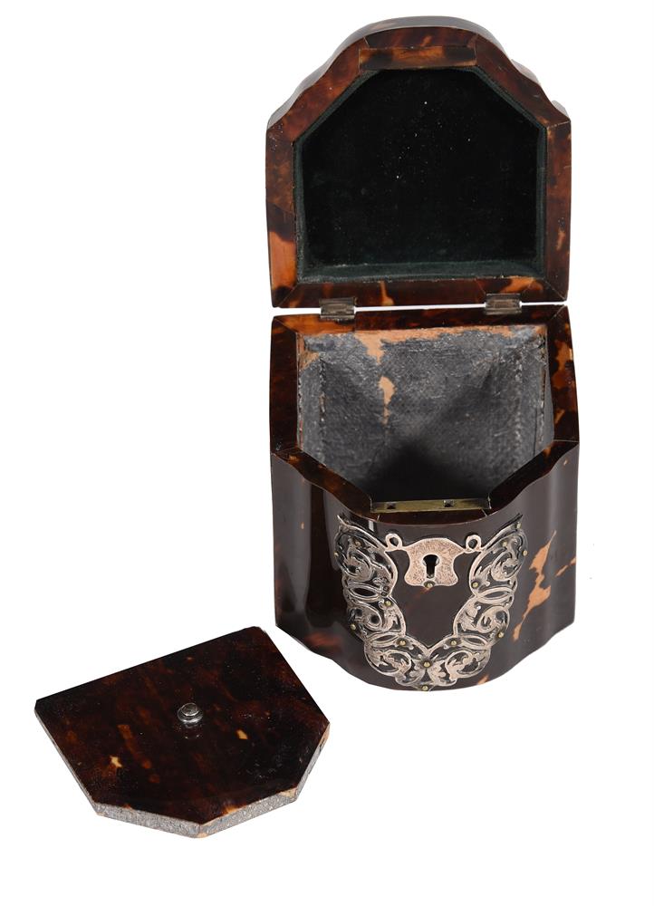 Y AN EDWARDIAN SILVER MOUNTED TORTOISESHELL TEA CADDY IN THE FORM OF A MINIATURE KNIFE BOX - Image 5 of 5