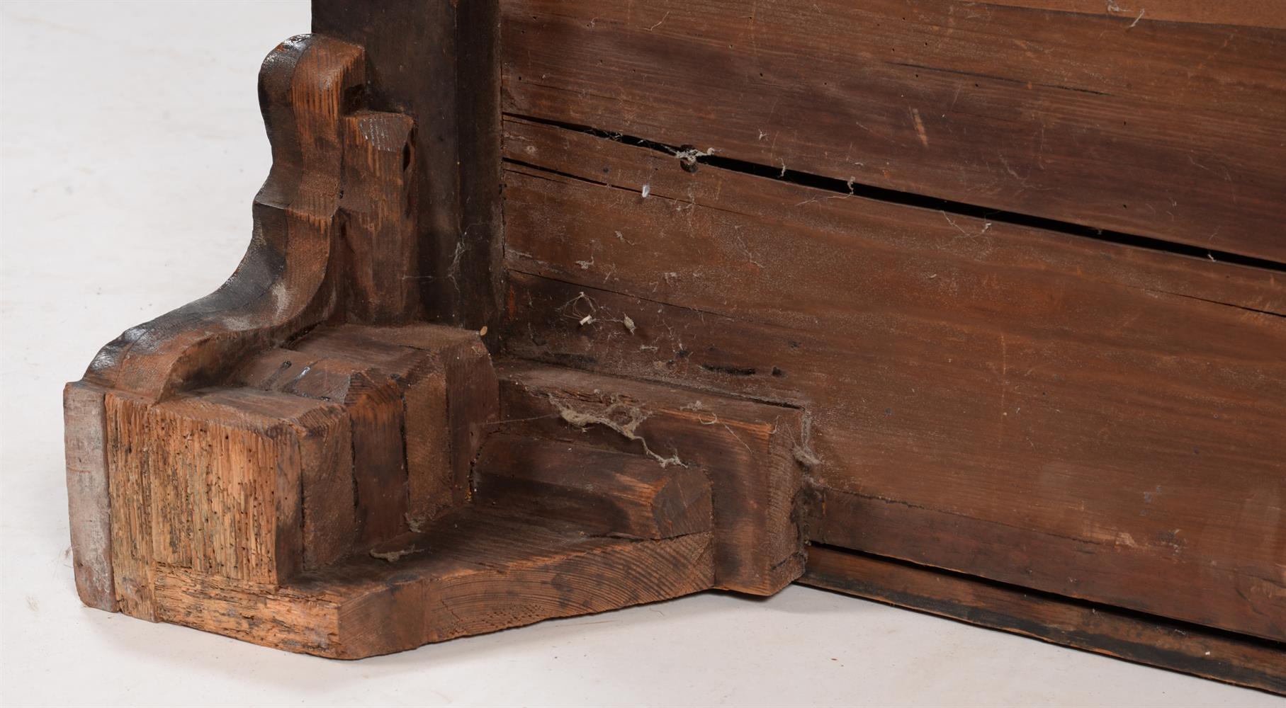 A GEORGE III MAHOGANY SERPENTINE FRONTED COMMODE, CIRCA 1780 - Image 5 of 5