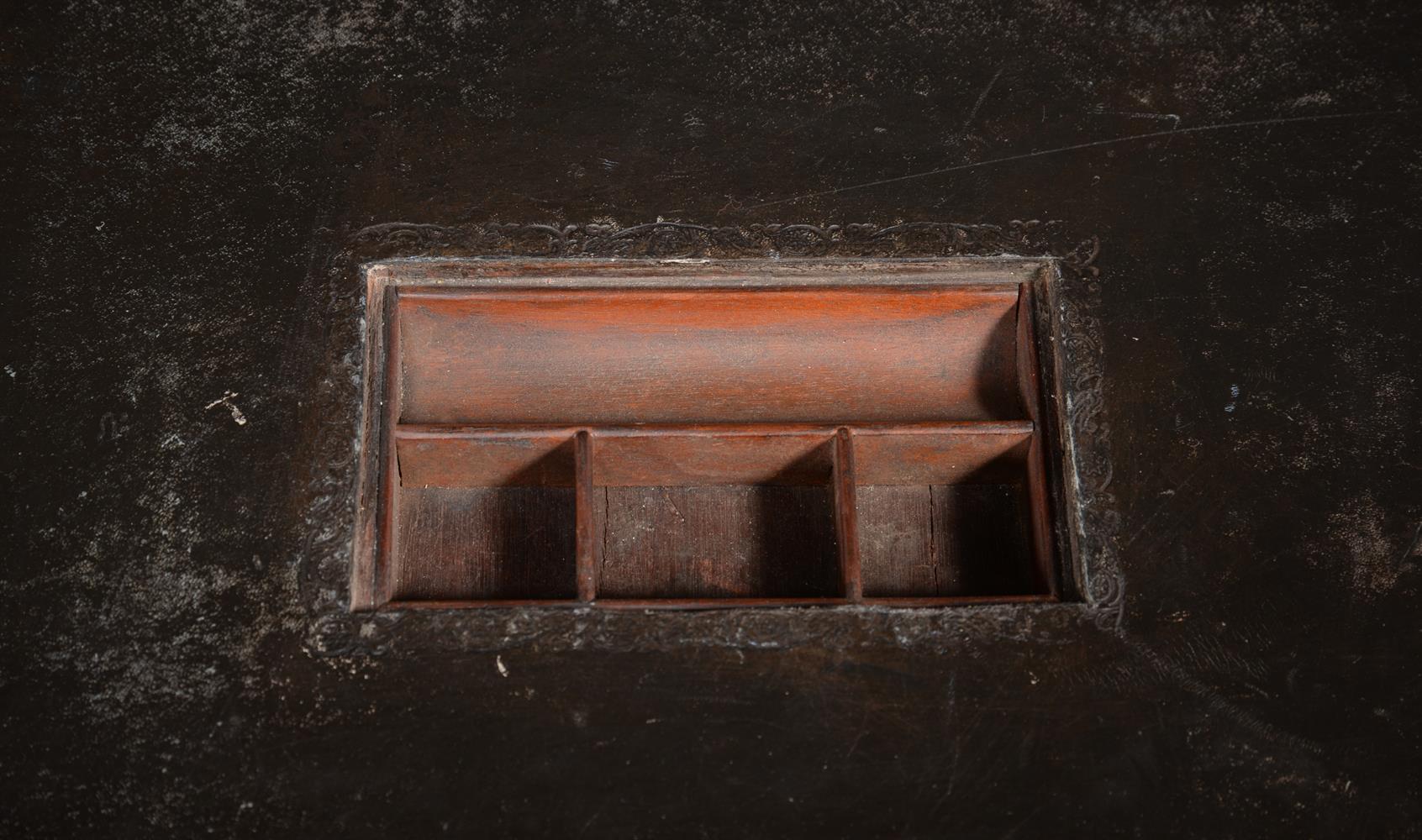 A GEORGE II MAHOGANY PARTNER'S PEDESTAL DESK, CIRCA 1750 - Image 5 of 6