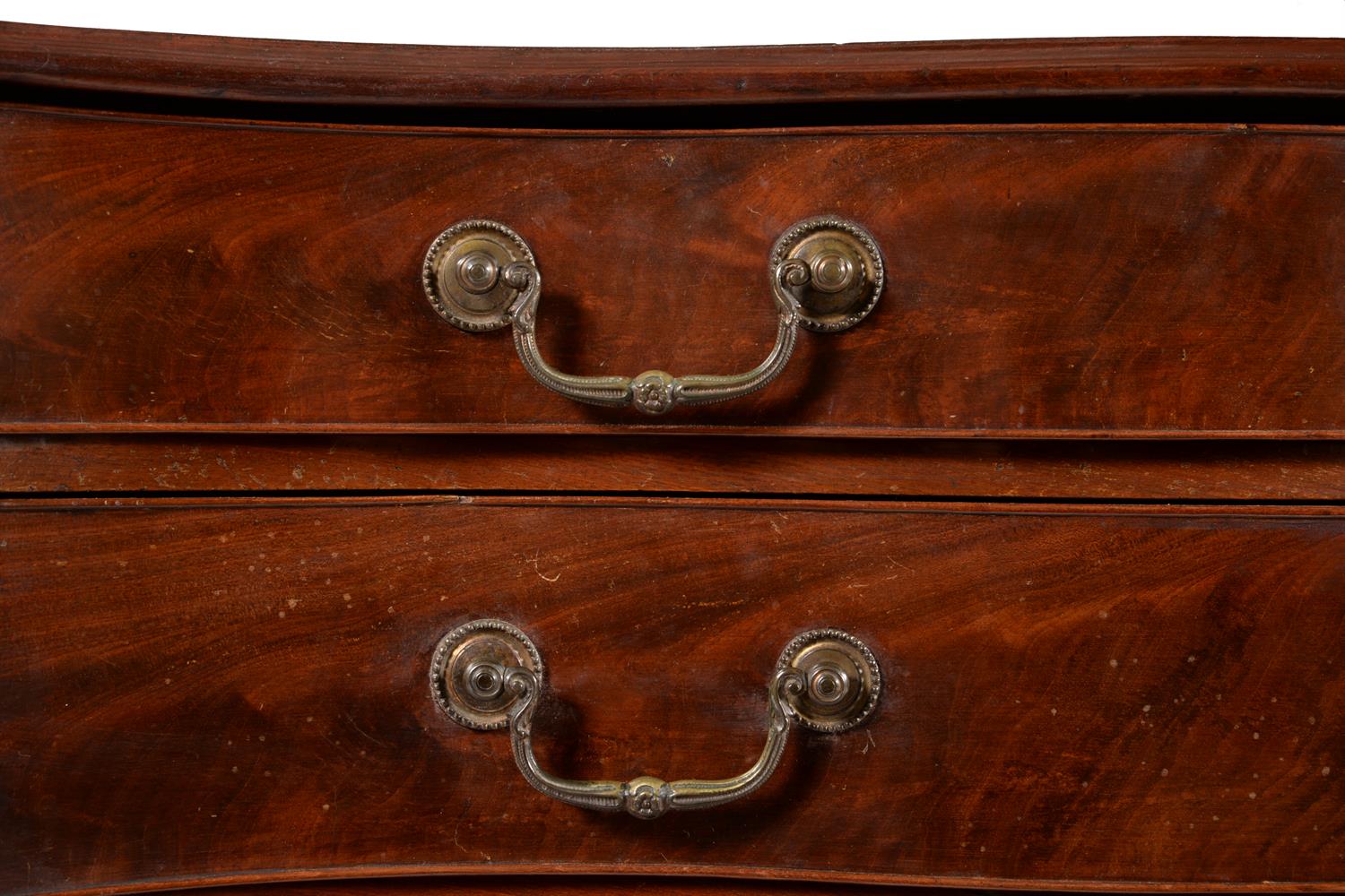 A GEORGE III MAHOGANY SERPENTINE FRONTED COMMODE, CIRCA 1780 - Image 3 of 5