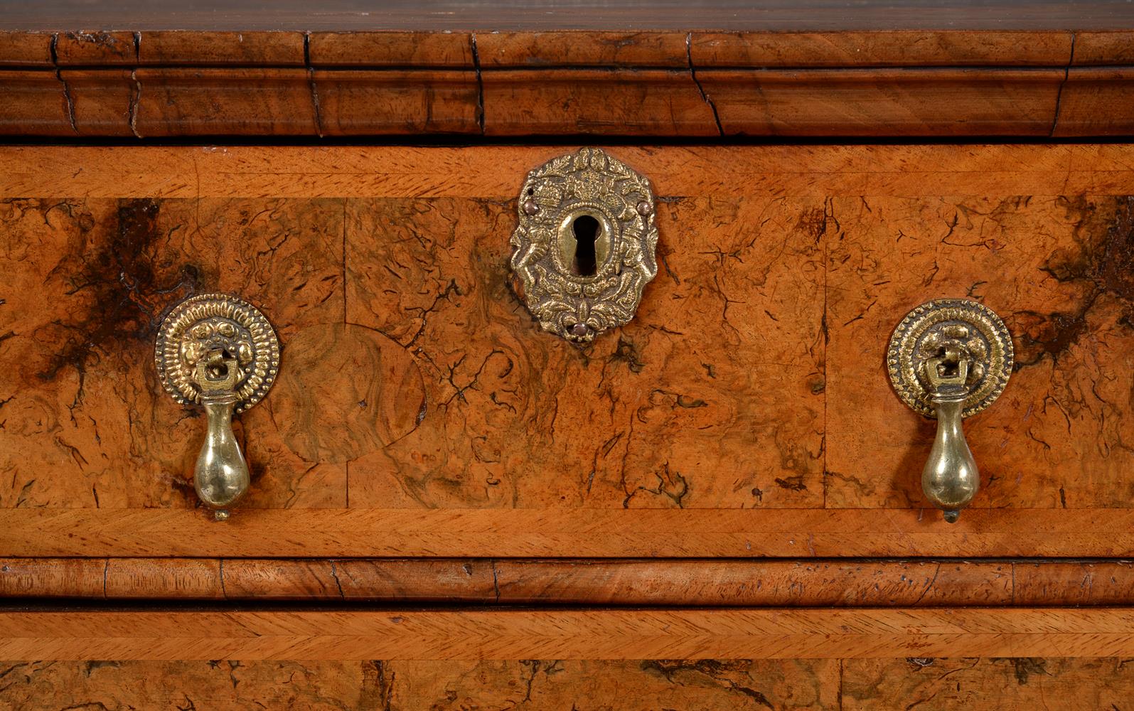 A WILLIAM & MARY BURR WALNUT, WALNUT AND FEATHERBANDED CHEST OF DRAWERS, CIRCA 1690 - Image 2 of 4