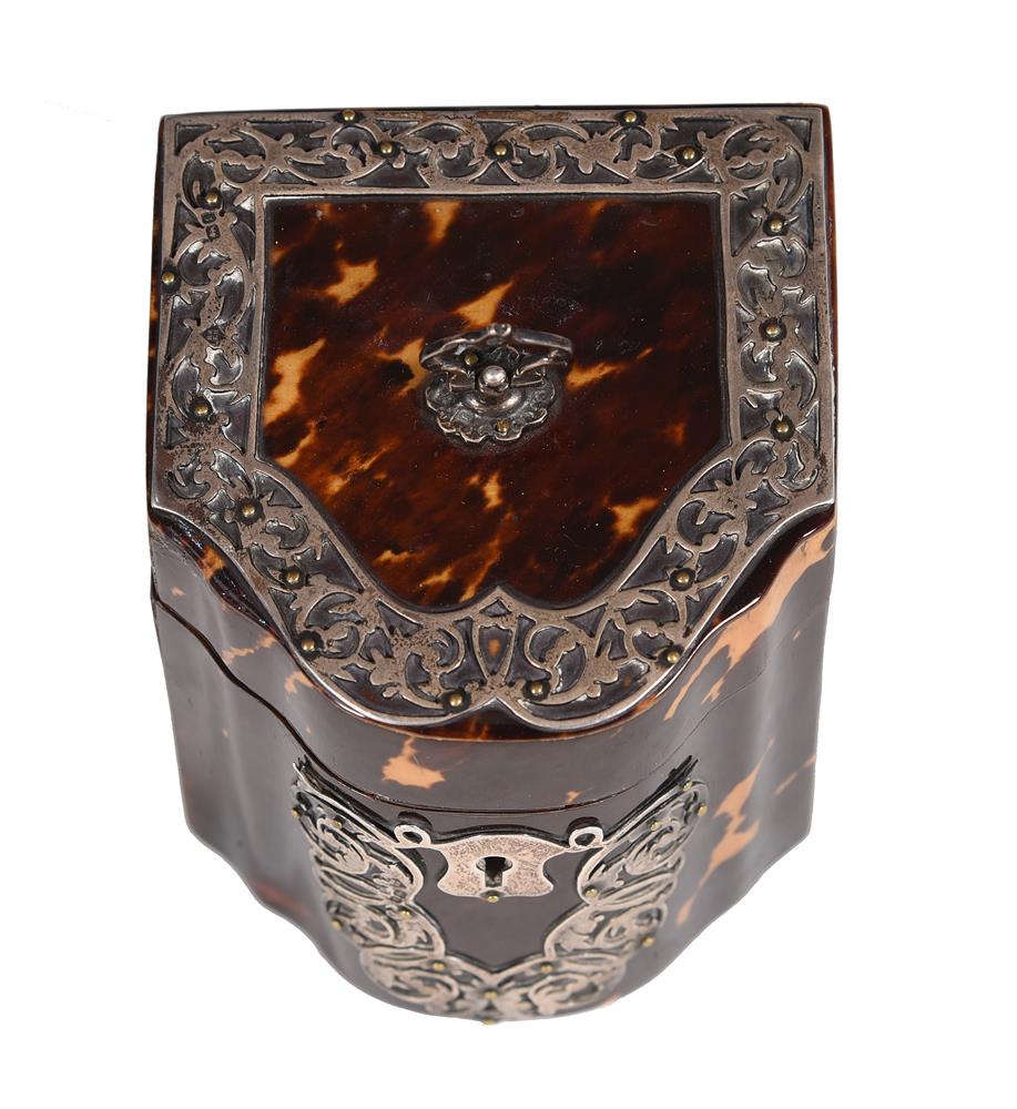 Y AN EDWARDIAN SILVER MOUNTED TORTOISESHELL TEA CADDY IN THE FORM OF A MINIATURE KNIFE BOX - Image 4 of 5