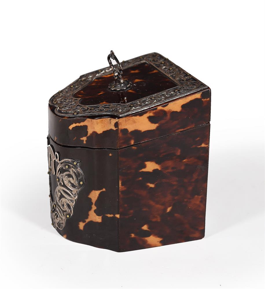 Y AN EDWARDIAN SILVER MOUNTED TORTOISESHELL TEA CADDY IN THE FORM OF A MINIATURE KNIFE BOX - Image 3 of 5