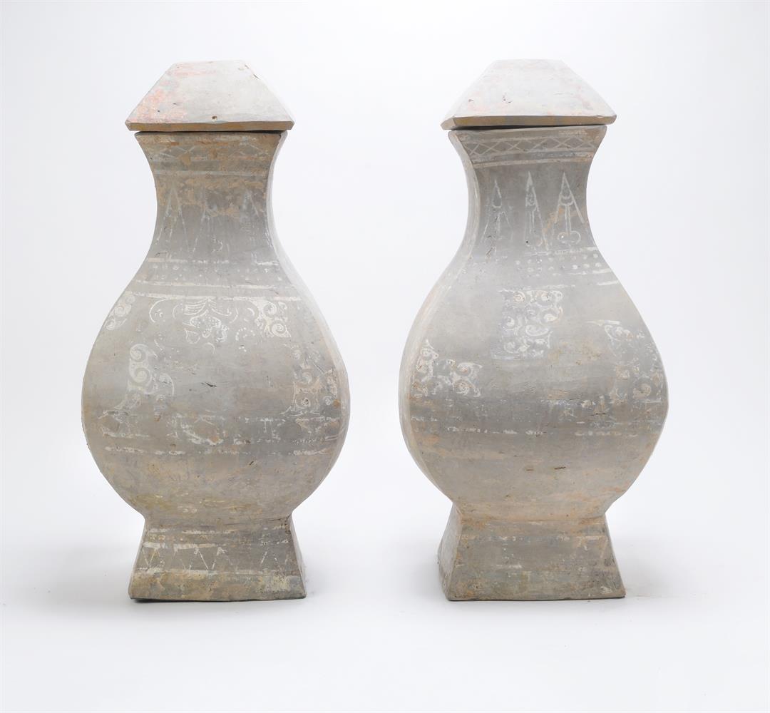 A GOOD LARGE PAIR OF CHINESE POTTERY VASES AND COVERS, HAN DYNASTY - Image 3 of 8