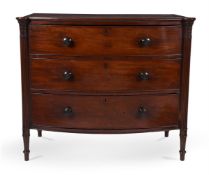 Y A LATE GEORGE III MAHOGANY BOWFRONT CHEST OF DRAWERS, CIRCA 1810